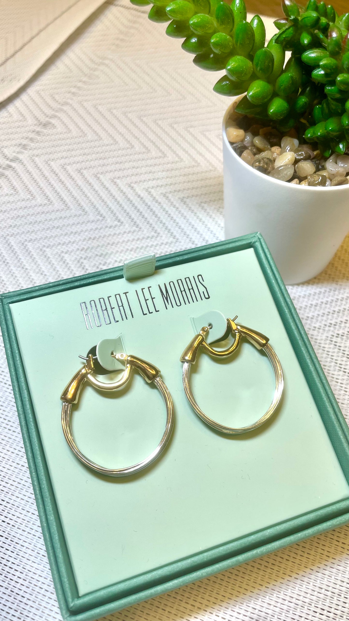 Aretes Robert Lee Morris Metal pulido de color plateado y Oro