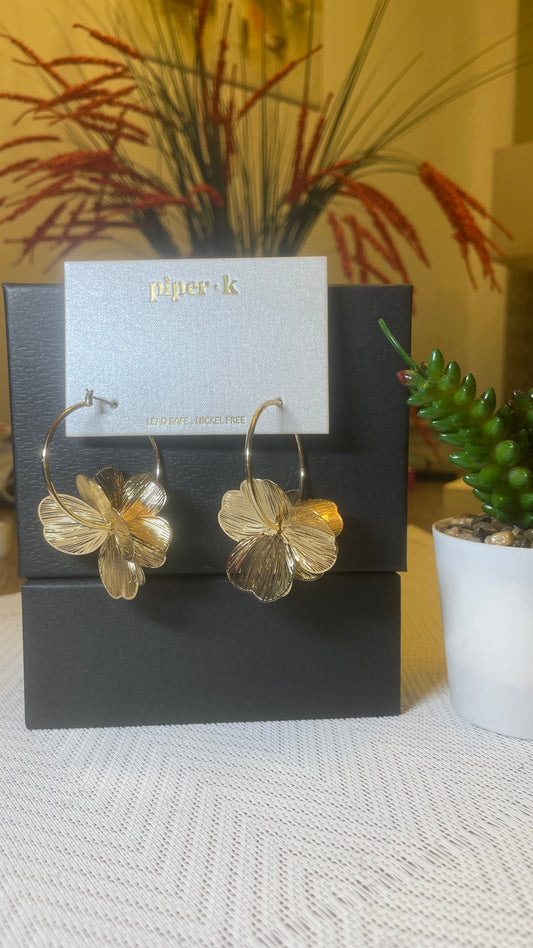 Aretes Piper-K en forma de petalo